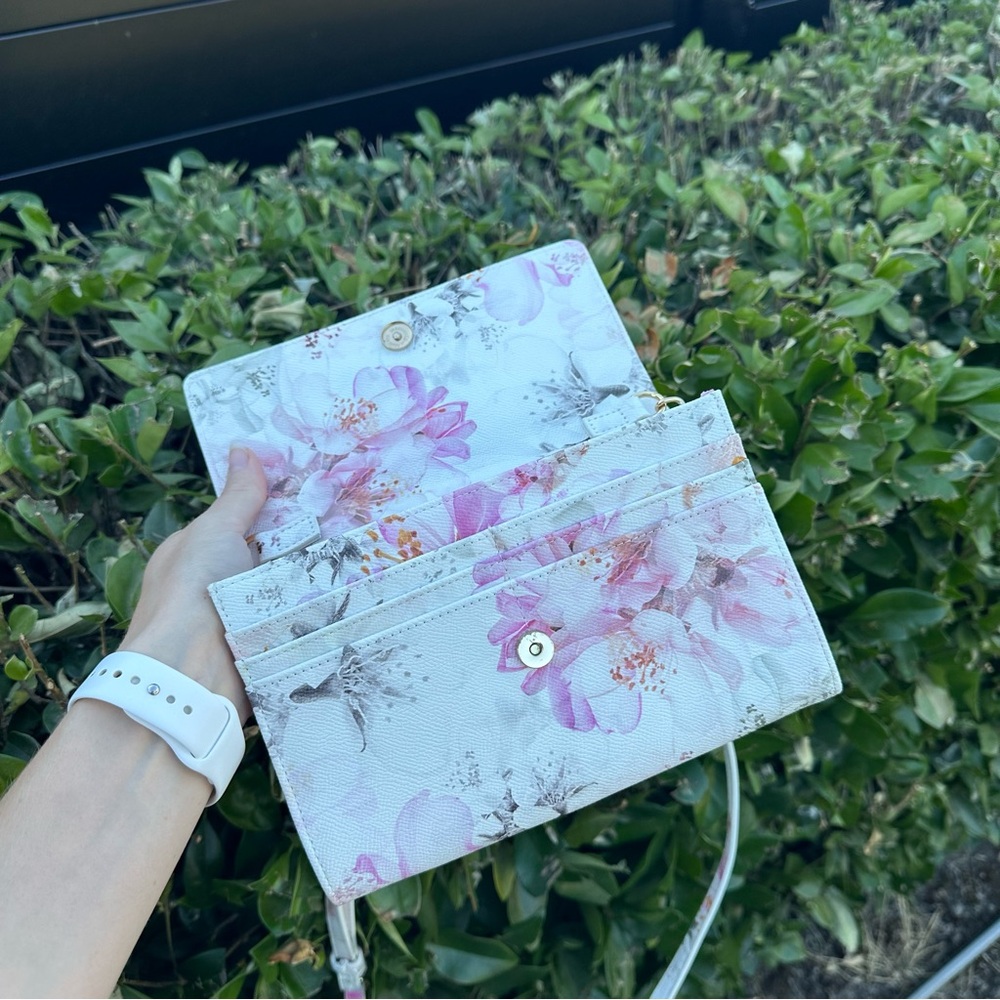 Betsey Johnson White/Gold Floral Small Crossbody Bag/Purse Adjustable Strap - Picture 3 of 5